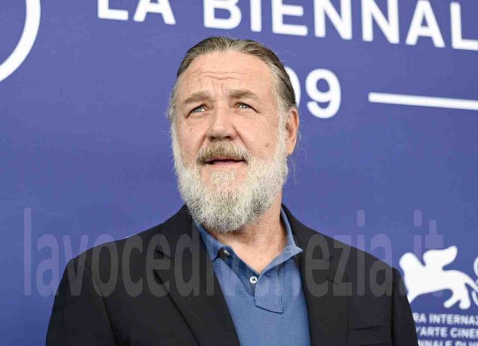 Russell_Crowe__ph._Aleksander_Kalka_-_Courtesy_Archivio_Storico_La_Biennale_di_Venezia